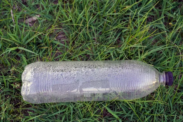 Çimlerin Üzerinde Çöp Olarak Plastik Şişe Kullanıldı Kirlilik Kavramı — Stok fotoğraf