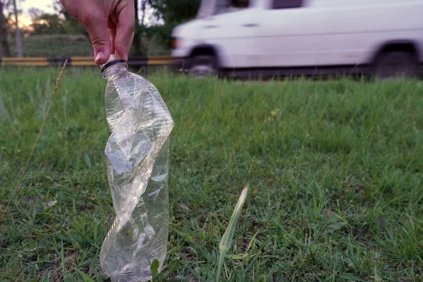 Bouteille Plastique Utilisé Comme Ordures Sur Herbe Près Route Voiture — Photo