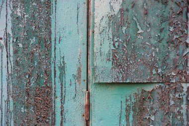 eski müteahhit ya da inşaat karavanı ve yol tabelası