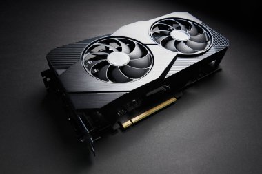 Siyah arkaplanda modern siyah bilgisayar kartı, derin gölgeler ve zıt ışık, bir nesne yakın görüntüsü, elektronik aygıt veya bilgisayar parçası