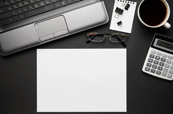 Laptop Defter Kalem Bir Sürü Şeyle Modern Siyah Ofis Masasının — Stok fotoğraf