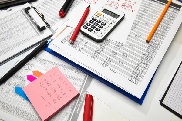 Draufsicht Auf Den Schreibtisch Eines Büroangestellten Arbeit Mit Finanzberichten Analysen — Stockfoto