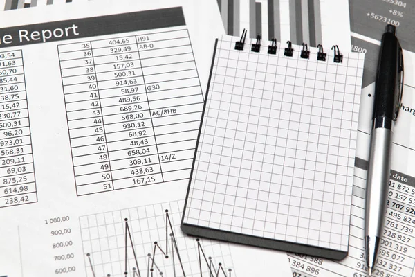 Irodai Dolgozók Asztalának Legfelső Nézete Munka Pénzügyi Jelentésekkel Elemzéssel Könyveléssel — Stock Fotó
