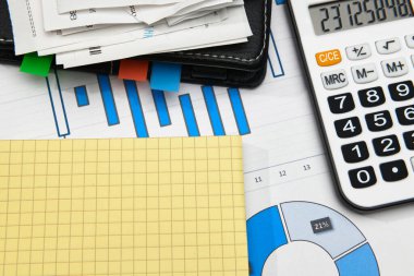 İş yeri masası kapanış - mali raporlar, analiz ve muhasebe, belgeler, tablolar ve grafikler, muhasebe tutmak için çeşitli öğeler, hesap makinesi