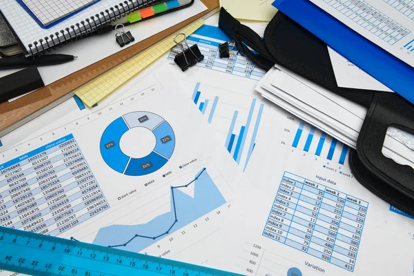 营业部案头清理 财务报告 分析和会计 一套文件 表格和图表 各种簿记项目 计算器 — 图库照片