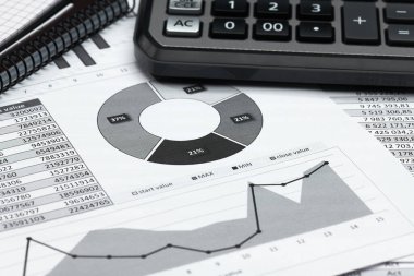İş yeri masası kapanış - mali raporlar, analiz ve muhasebe, belgeler, tablolar ve grafikler, muhasebe tutmak için çeşitli öğeler, hesap makinesi