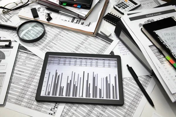 Biurowe Zbliżenie Tablet Stolikami Wykresami Ekranie Raporty Finansowe Analiza Księgowość — Zdjęcie stockowe