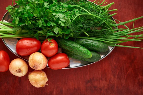 Comida Verduras Frescas Verdes Contexto Madeira Verdes Cebola Tomates — Fotografia de Stock