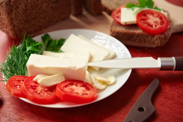 Zdravé Jídlo Čerstvý Chléb Sýr Feta Dřevěném Pozadí Rajčata Zelenina — Stock fotografie