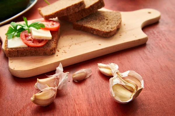 Gesundes Essen Frisches Brot Und Feta Käse Auf Holzboden Tomaten — Stockfoto