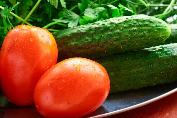 健康食品 木の背景に新鮮な野菜 トマトと緑 — ストック写真