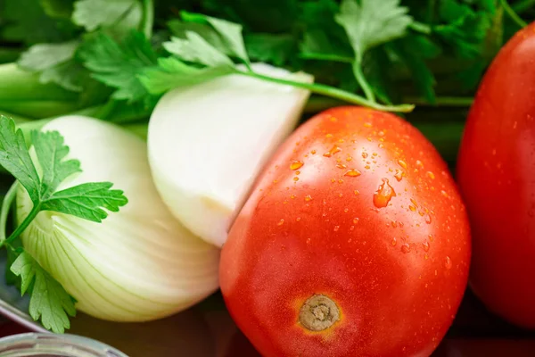 健康食品 木制背景的新鲜蔬菜 西红柿和蔬菜 — 图库照片