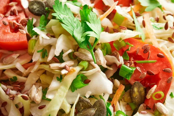 Gesundes Essen Frisches Gehacktes Gemüse Auf Hölzernem Hintergrund Tomaten Und — Stockfoto