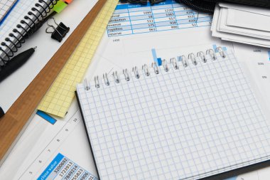 İş yeri masası kapanış - mali raporlar, analiz ve muhasebe, belgeler, tablolar ve grafikler, muhasebe tutmak için çeşitli öğeler, hesap makinesi