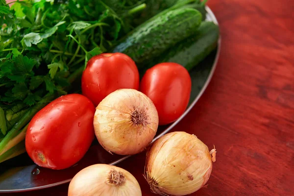健康食品 木の背景に新鮮な野菜や緑 タマネギとトマト — ストック写真