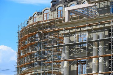 Modern bina yapım aşamasında, alçılı duvarlar ve iskeleler, inşaat vinci