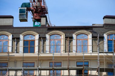 Modern bina yapım aşamasında, alçılı duvarlar ve iskeleler, inşaat vinci