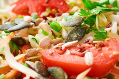 Sağlıklı yiyecekler - ahşap arka planda taze kesilmiş sebzeler, domatesler ve yeşiller