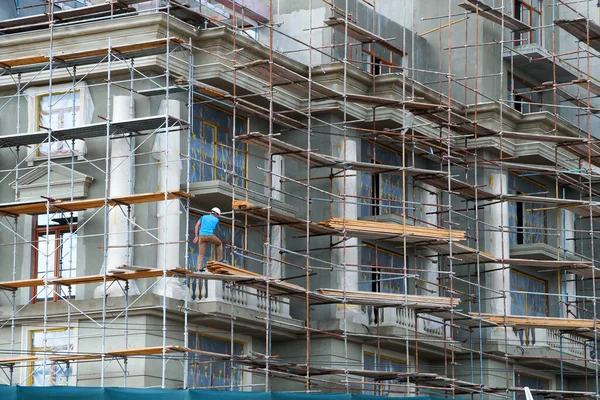 Stavební Dělník Lešení Moderní Budova Výstavbě Omítnuté Stěny Lešení — Stock fotografie