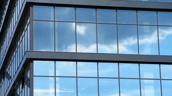 Πρόσοψη Ενός Σύγχρονου Κτιρίου Μια Φωτεινή Ηλιόλουστη Μέρα Μπλε Ουρανό — Φωτογραφία Αρχείου