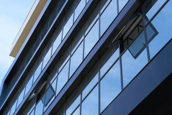 Facade Modern Building Bright Sunny Day Blue Sky Clouds Reflecting — Stock Photo, Image