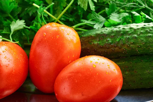 Sağlıklı Yiyecekler Ahşap Arka Planda Taze Sebzeler Domatesler Yeşiller — Stok fotoğraf