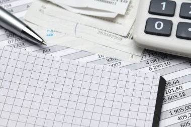 Para kayıtları makbuzu, hesap makinesi ve mali raporlar, analiz ve muhasebe, muhasebe için çeşitli ofis ögeleri