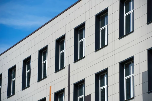 Fachada Edificio Moderno Día Soleado Brillante Revestimiento Ventanas Hermoso Exterior — Foto de Stock