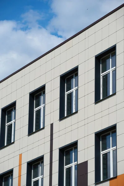 Fachada Edificio Moderno Día Soleado Brillante Revestimiento Ventanas Hermoso Exterior — Foto de Stock