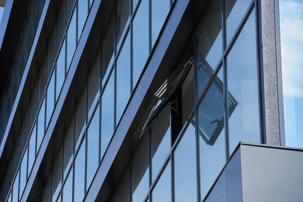 Facade Modern Building Bright Sunny Day Blue Sky Clouds Reflecting — Stock Photo, Image