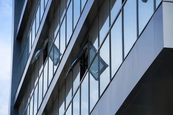 Facade Modern Building Bright Sunny Day Blue Sky Clouds Reflecting — Stock Photo, Image