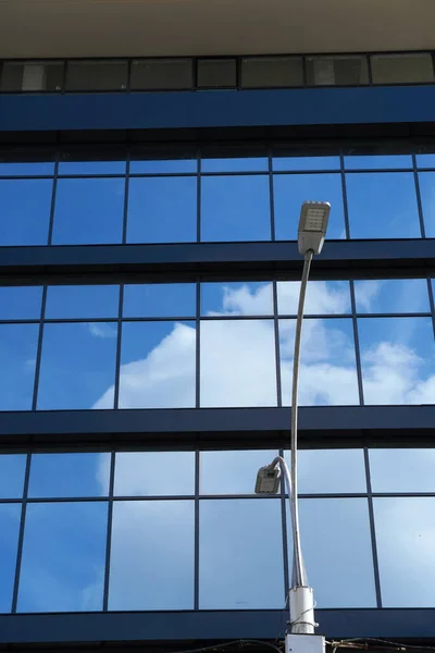 Facciata Edificio Moderno Una Giornata Luminosa Soleggiata Cielo Blu Nuvole — Foto Stock