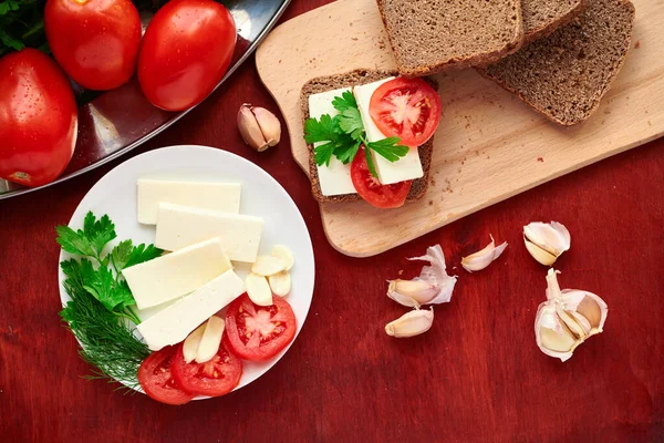 Hälsosam Mat Färskt Bröd Och Fetaost Träbakgrund Tomater Grönt Och — Stockfoto