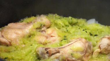 Tavuk etini sebzelerle pişirmek, yakın görüş, detay, yemek kaynıyor ve kaynıyor.