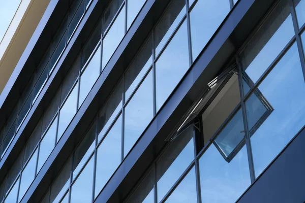 Fachada Edificio Moderno Día Soleado Brillante Cielo Azul Nubes Que —  Fotos de Stock