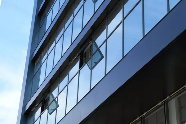 Facade Modern Building Bright Sunny Day Blue Sky Clouds Reflecting — Stock Photo, Image