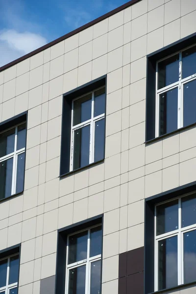 Fachada Edifício Moderno Dia Ensolarado Brilhante Tapume Janelas Belo Exterior — Fotografia de Stock