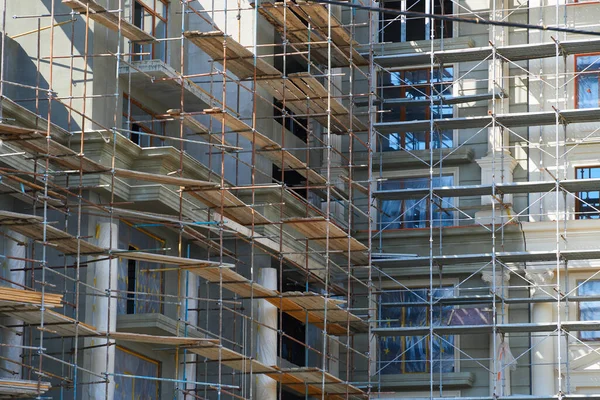 Modern Bina Yapım Aşamasında Alçılı Duvarlar Iskeleler Inşaat Vinci — Stok fotoğraf