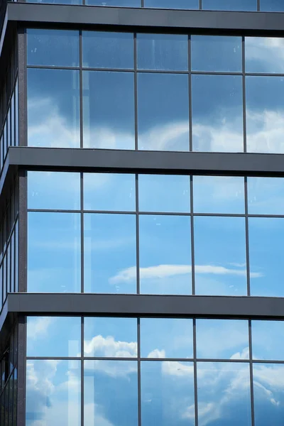 Πρόσοψη Ενός Σύγχρονου Κτιρίου Μια Φωτεινή Ηλιόλουστη Μέρα Μπλε Ουρανό — Φωτογραφία Αρχείου