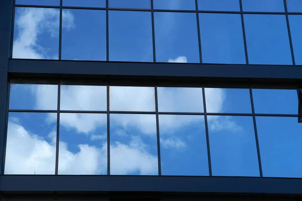 Facade Modern Building Bright Sunny Day Blue Sky Clouds Reflecting — Stock Photo, Image