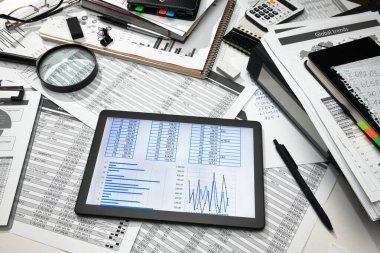 Çalışma masası kapanış - ekranda tablo ve grafikler olan tablet bilgisayar, mali raporlar, analiz ve muhasebe, muhasebe için dökümanlar