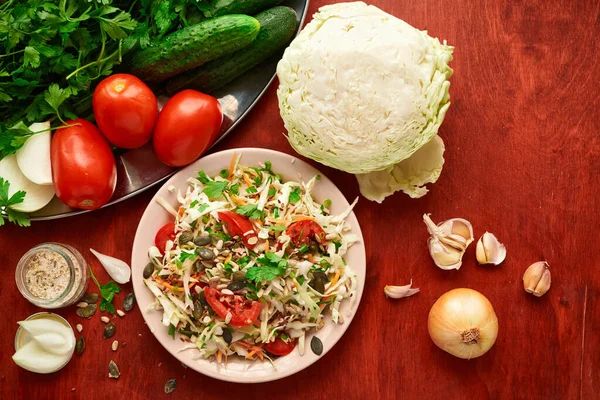 Gesundes Essen Frisches Gehacktes Gemüse Auf Hölzernem Hintergrund Tomaten Und — Stockfoto