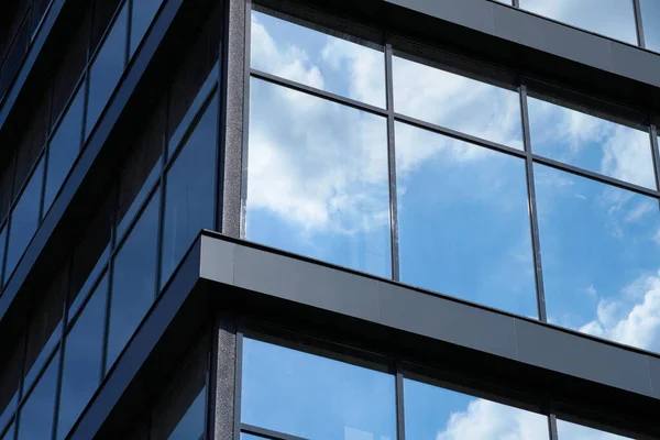 Fachada Edificio Moderno Día Soleado Brillante Cielo Azul Nubes Que —  Fotos de Stock