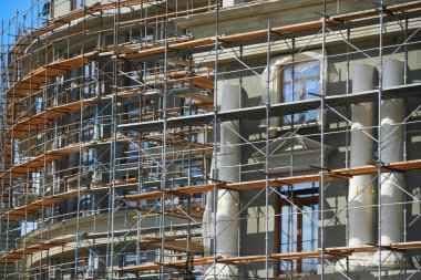 Modern bina yapım aşamasında, alçılı duvarlar ve iskeleler, inşaat vinci