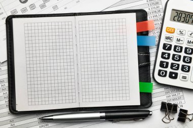 Ofis çalışanının masasının üst görünümü - mali raporlar, analiz ve muhasebe, tablolar ve grafikler, muhasebe için çeşitli ofis öğeleri ile çalışma