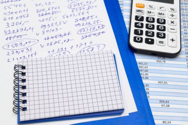 İş yeri masası kapanış - mali raporlar, analiz ve muhasebe, belgeler, tablolar ve grafikler, muhasebe tutmak için çeşitli öğeler, hesap makinesi