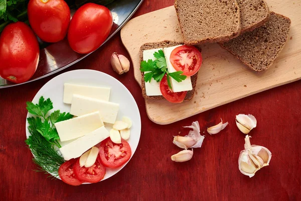 Hälsosam Mat Färskt Bröd Och Fetaost Träbakgrund Tomater Grönt Och — Stockfoto