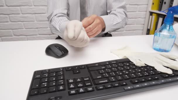 オフィスデスクの清掃や消毒の概念 ビジネスマンは コンピュータキーボード ドキュメントフォルダをきれいにし スプレー銃の消毒剤 紙ナプキンを使用しています 微生物 ウイルス 汚れからの表面の洗浄 — ストック動画