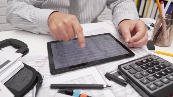 비즈니스 스프레드시트 계산기 태블릿 사용하는 사업가 사무실 — 비디오