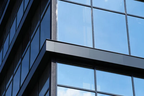 明るい晴れた日に近代的な建物のファサード ガラスに反映青い空と雲 新しい建物の美しい外観 — ストック写真